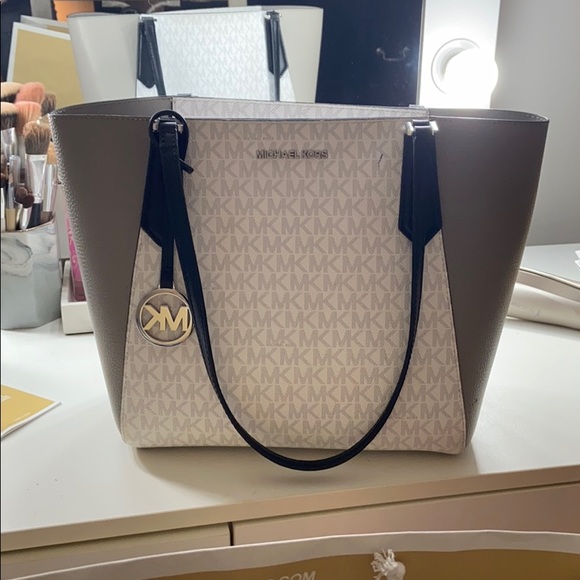 AUTHENTIC MINT CONDITION MICHAEL KORS TOTE BAG - Picture 7 of 8